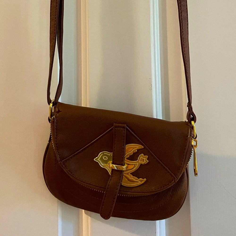 Crossbody brown bag with gold plated bird front buckle